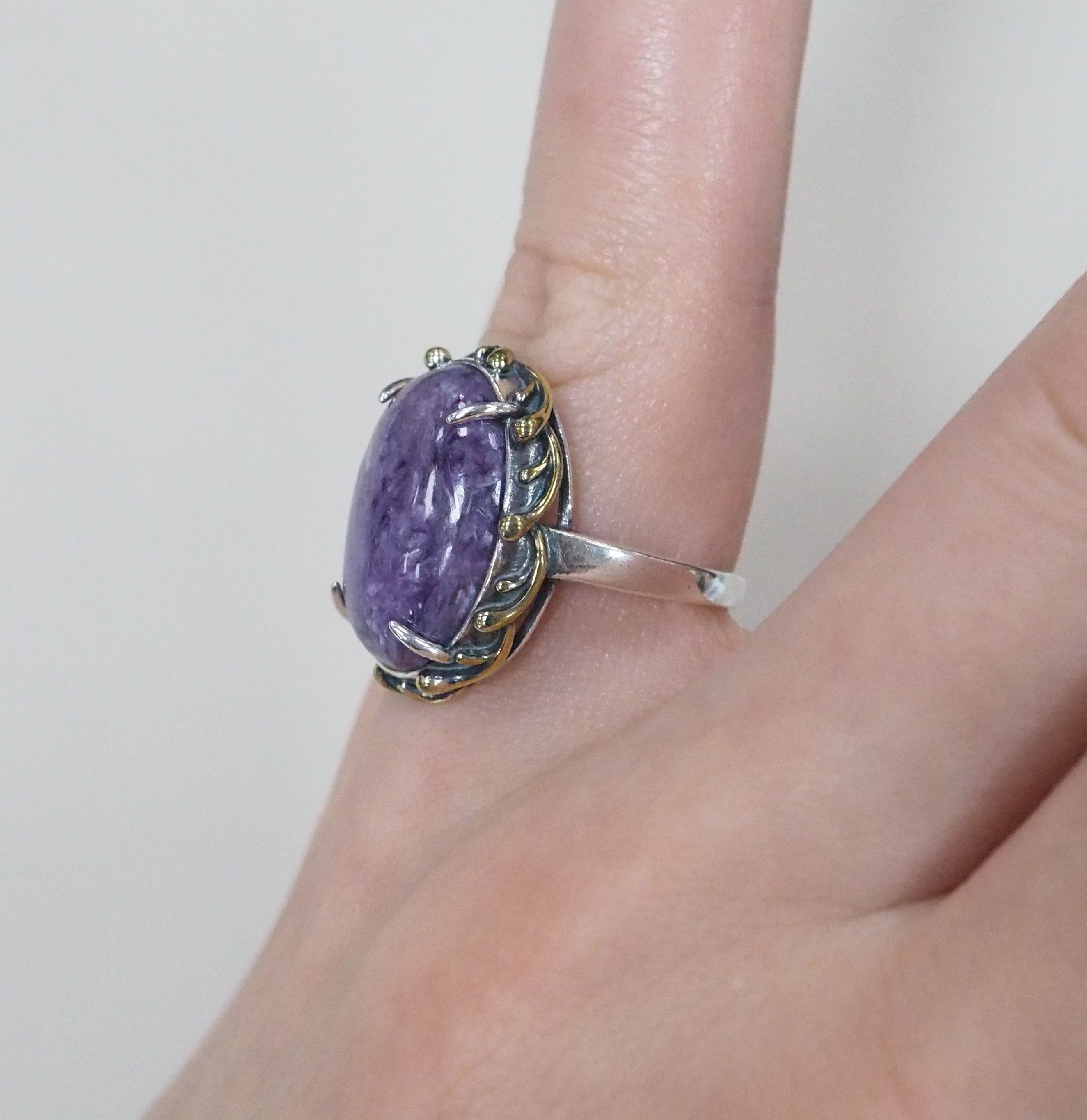 Серебряное кольцо с чароитом